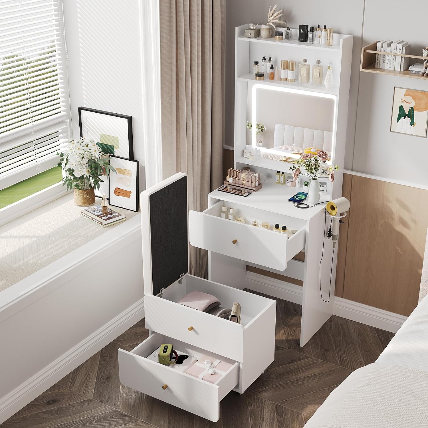 Desk Setup In Small Bedroom - Toaletka z lustrem i oświetleniem, mała